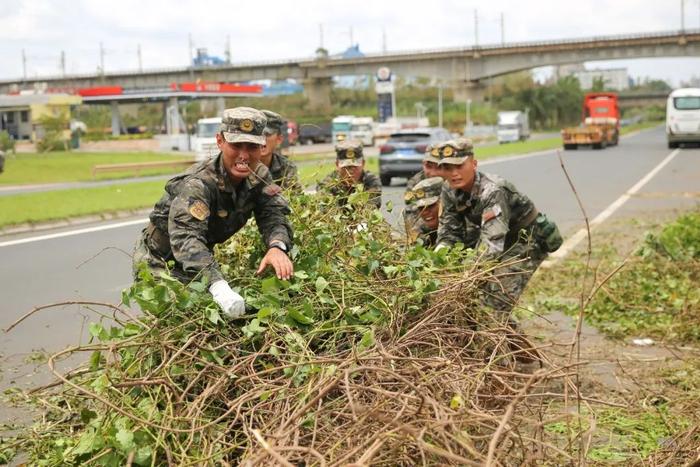 武警全媒体走海疆丨台风“摩羯”虐袭，海南武警帮助群众灾后重建