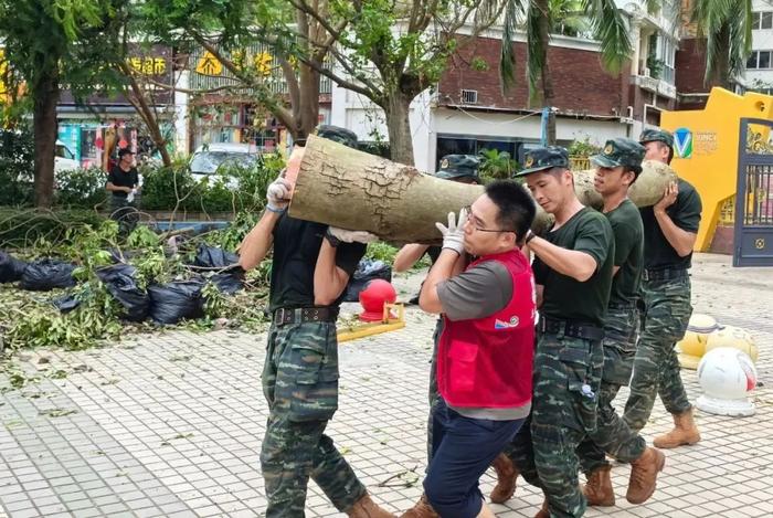 武警全媒体走海疆丨台风“摩羯”虐袭，海南武警帮助群众灾后重建