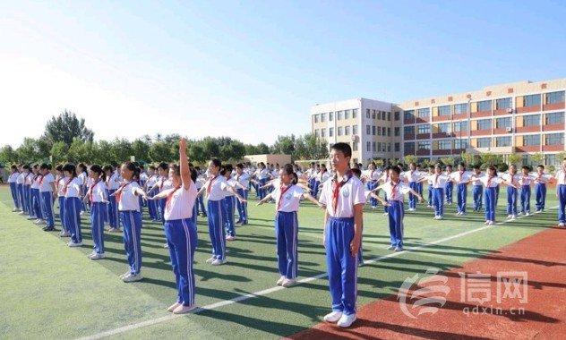 青岛即墨区龙山中心小学军训成果风采展示