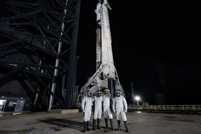 人类首次商业太空行走启程！SpaceX载人飞船带着四位平民升空了