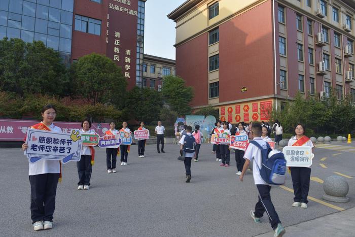 岳阳市第十九中学：一朝沐杏雨 一生念师恩