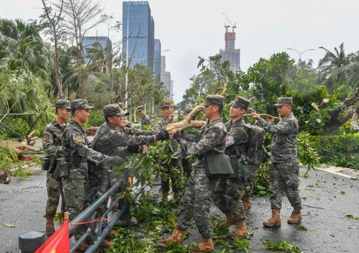 武警全媒体走海疆丨台风“摩羯”虐袭，海南武警帮助群众灾后重建