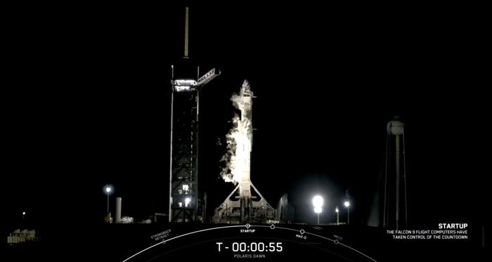 人类首次商业太空行走启程！SpaceX载人飞船带着四位平民升空了