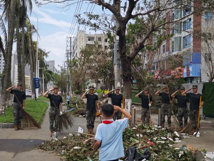 武警全媒体走海疆丨台风“摩羯”虐袭，海南武警帮助群众灾后重建