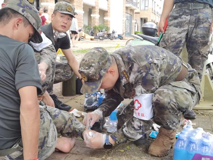 武警全媒体走海疆丨台风“摩羯”虐袭，海南武警帮助群众灾后重建