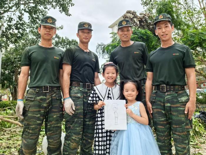 武警全媒体走海疆丨台风“摩羯”虐袭，海南武警帮助群众灾后重建