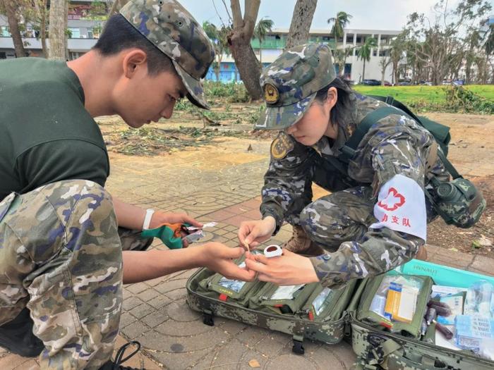 武警全媒体走海疆丨台风“摩羯”虐袭，海南武警帮助群众灾后重建