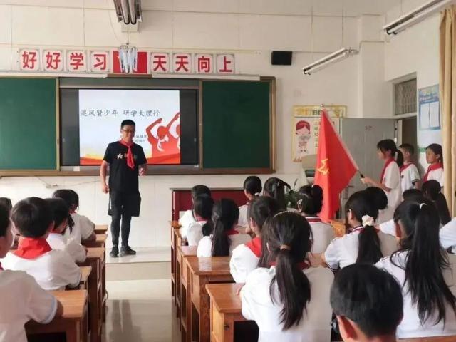 李锋杰：用爱为每一位学生圆梦！