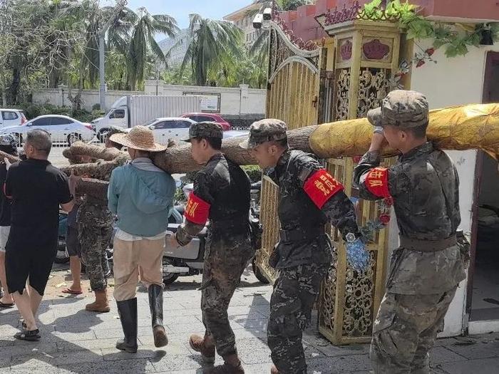 武警全媒体走海疆丨台风“摩羯”虐袭，海南武警帮助群众灾后重建