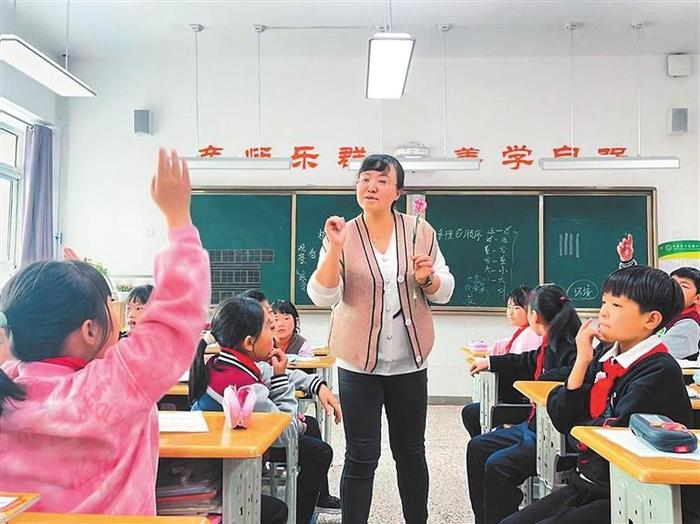 做学生健康成长的引路人——记全国模范教师马丽