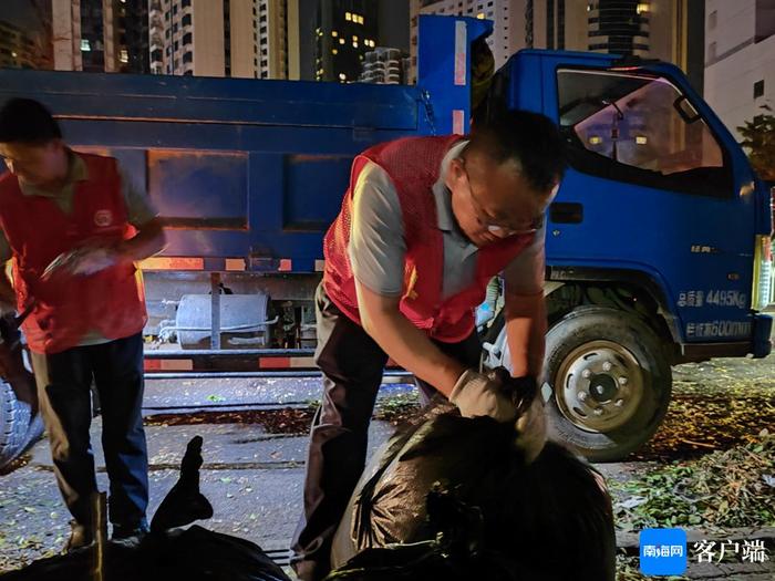 台风“摩羯”·纪实丨这一夜的海口：夜间修复一线