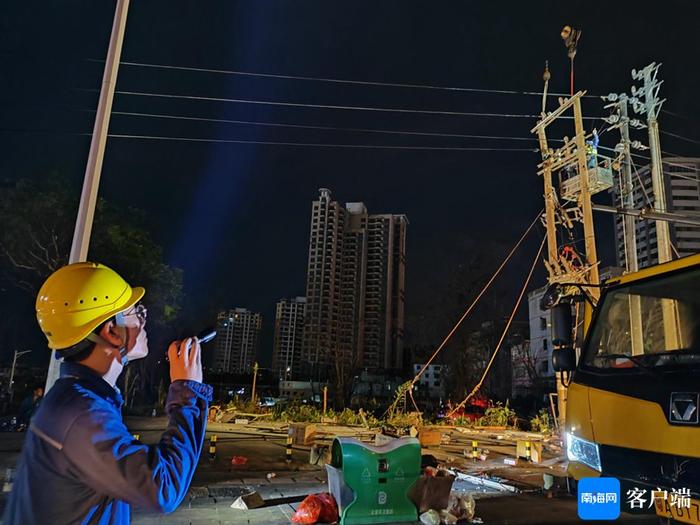 台风“摩羯”·纪实丨这一夜的海口：夜间修复一线