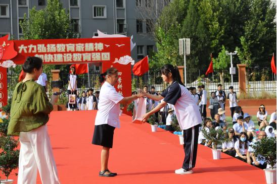 西安旅游职业中等专业学校举行开学典礼暨庆祝教师节大会