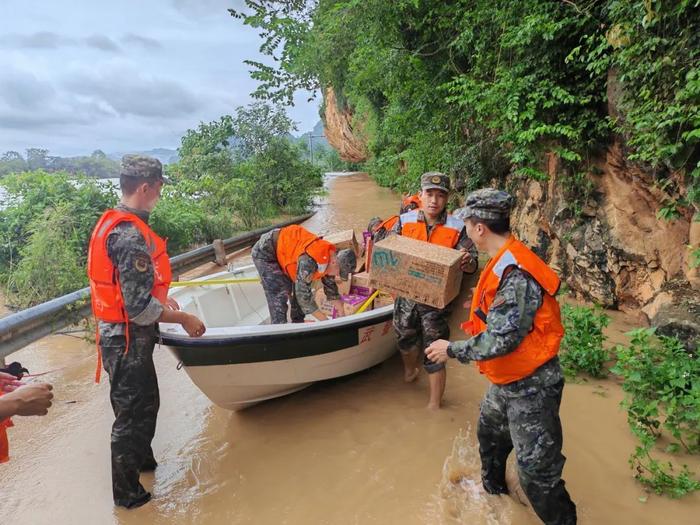 左江水位暴涨！武警官兵持续奋战在救援一线