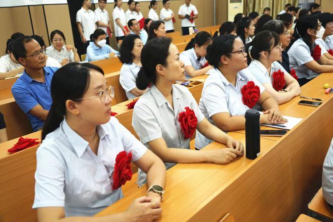 西安市中铁中学隆重举行庆祝第40个教师节大会