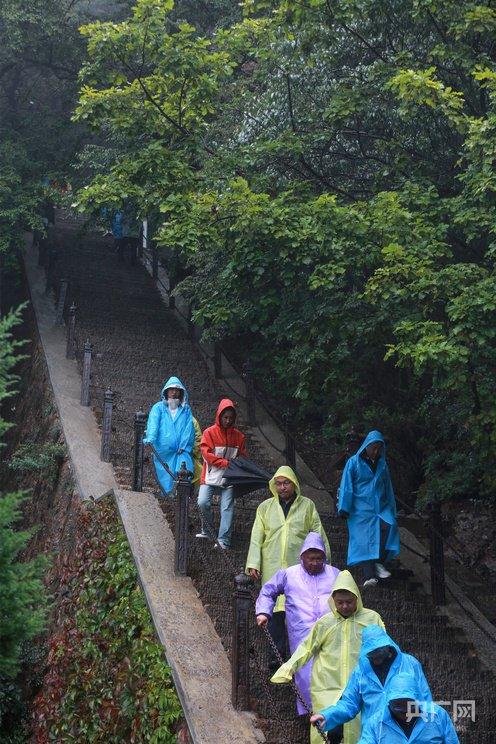 游客雨中游览崆峒山（央广网发 吴希会 摄）