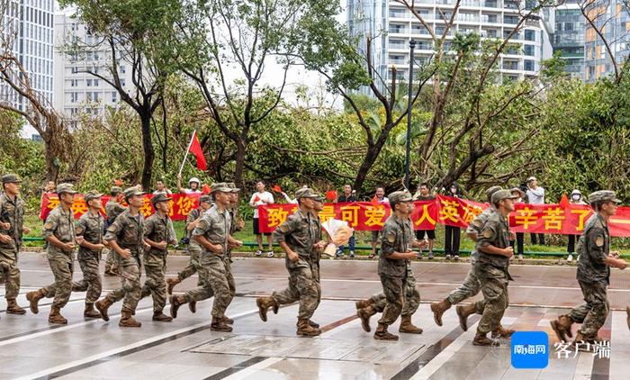 患难见真情！海口市民街头自发送别人民子弟兵