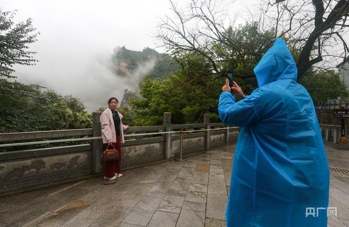 游客在崆峒山打卡拍照（央广网发 吴希会 摄）