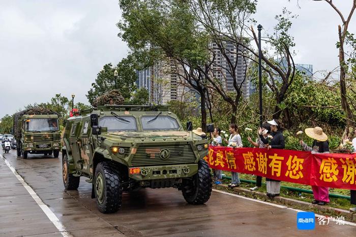 患难见真情！海口市民街头自发送别人民子弟兵