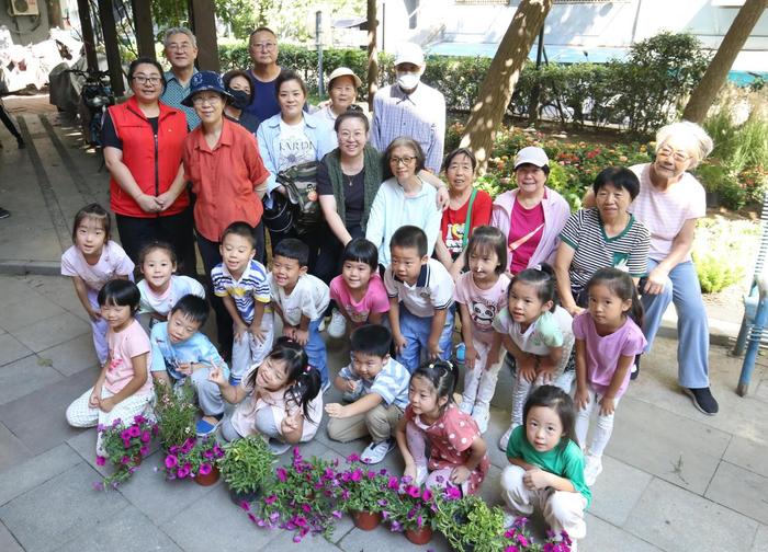 居民动手齐“增绿”，西城区又新建两处“社区微花园”