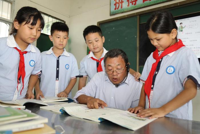 深耕教坛三十载 恪守初心育桃李  ——记濉溪县五铺中心小学教师戚德忠