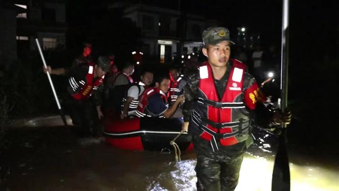 左江水位暴涨！武警官兵持续奋战在救援一线