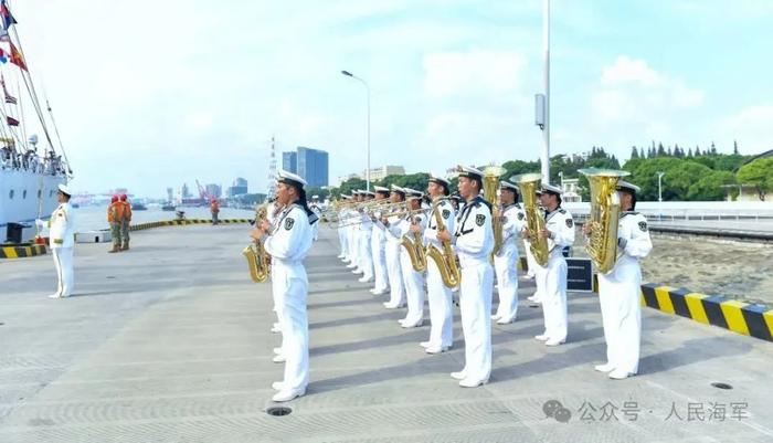 共绘友谊画卷 | 印度尼西亚海军“毕玛苏吉”号风帆训练舰结束访问离开上海