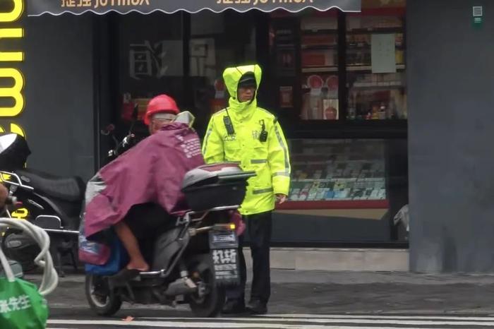 上海街头帮忙推车卸货的90后辅警：今年刚入职，还当过消防员