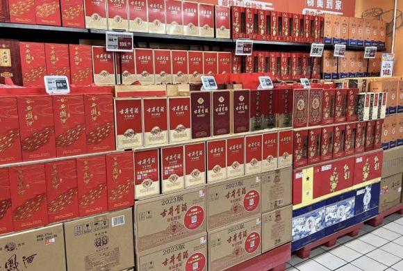 茅台继续下行！供需失衡下的“中秋酒局”：高端白酒挤泡沫，名酒价格倒挂何时休