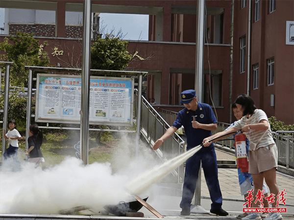 临武县第九完全小学开展消防应急疏散演练