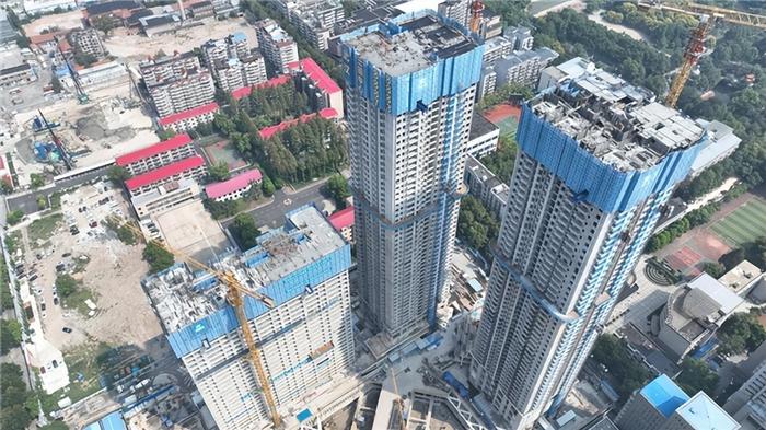 武汉三镇中心项目1号、2号楼主体结构封顶，城市新地标即将崛起