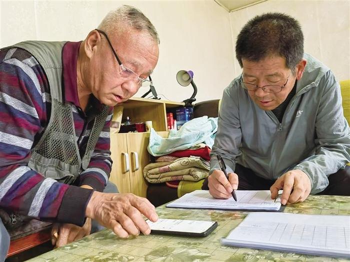 七里河区龚家湾街道老书记高鸿义甘当社区“啄木鸟”