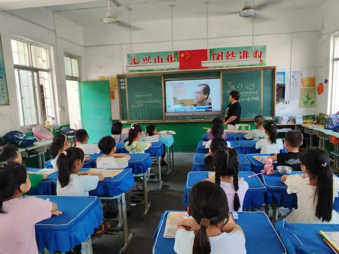 共筑网络安全 守护美好生活 ——镇平县曲屯镇中心小学开展网络安全周同上一节安全课活动