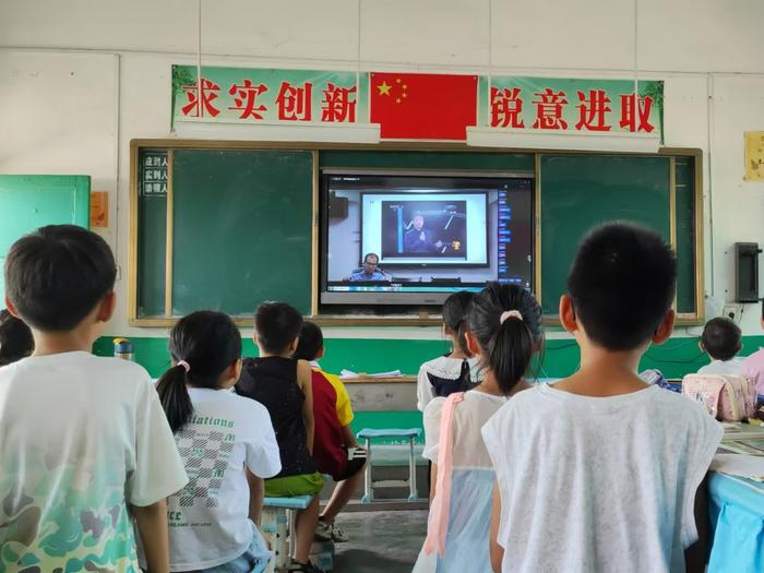 共筑网络安全 守护美好生活 ——镇平县曲屯镇中心小学开展网络安全周同上一节安全课活动