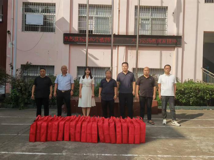 西峡县回车镇垱子岭小学：春风化雨育桃李 金秋硕果慰园丁