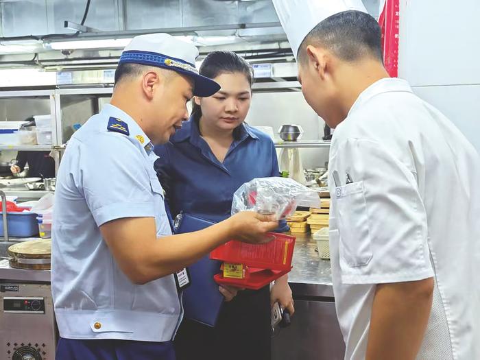 客流高峰将至 消防监督员进景区排查隐患