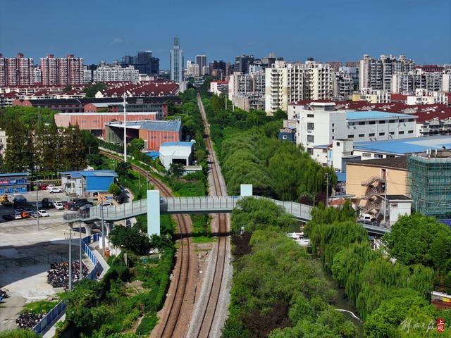 虹口这座横跨铁路线天桥启用，原40分钟步行路程缩短至10分钟