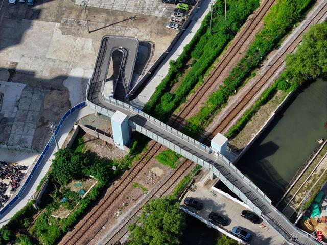 虹口这座横跨铁路线天桥启用，原40分钟步行路程缩短至10分钟