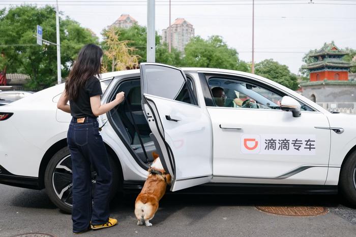 滴滴专车邀你共度中秋：乘客打车有惊喜彩蛋  司机师傅可领月饼礼盒