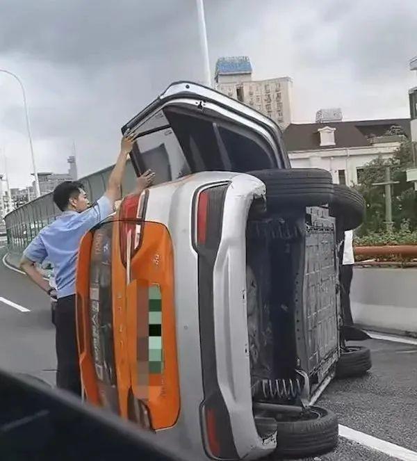 台风影响中秋！上海双子山加票！男子持刀行凶“雨伞侠、铁勺侠”出手！有人踝关节长绒毛！