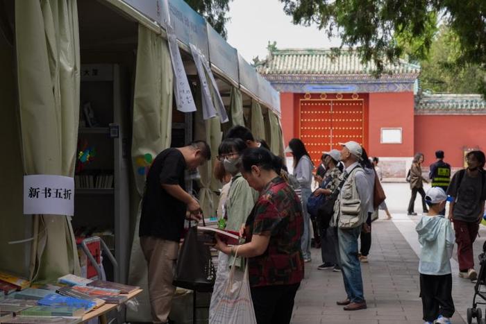 “我与地坛”北京书市开幕 新老书友来赴约