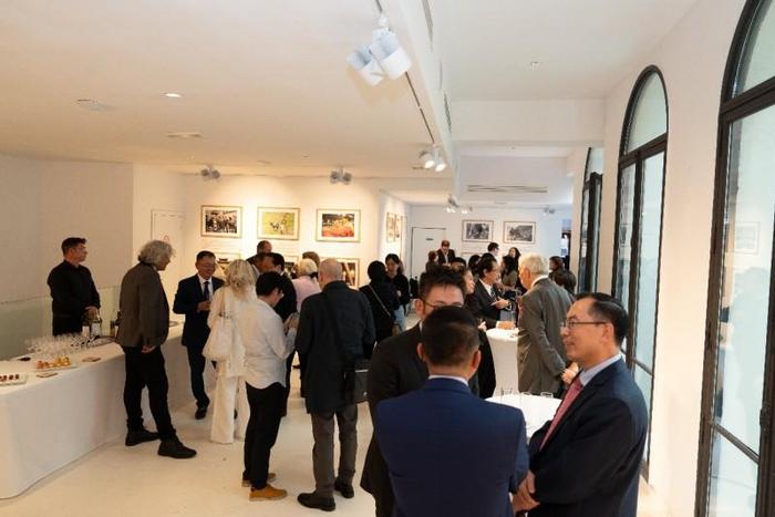 图说:近百位中外嘉宾齐聚新华社巴黎东方中心参加展览开幕式