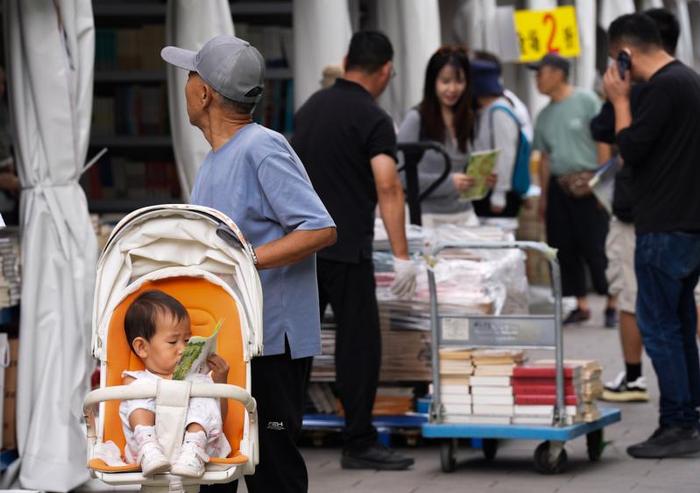 “我与地坛”北京书市开幕 新老书友来赴约