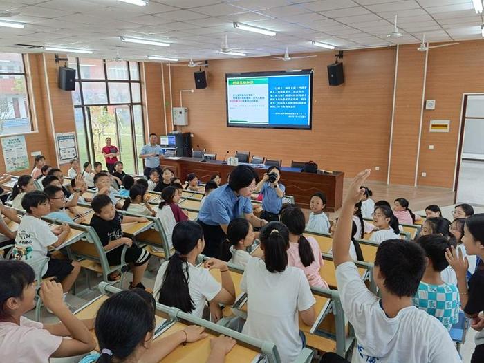 庐江县检察官为柯坦镇陈埠初中学生上法治教育课