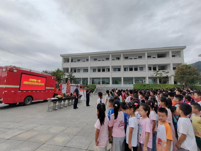 房县红塔镇谢湾小学：消防安全进校园 共筑平安防火墙