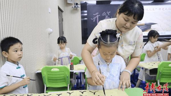 红旗路小学举行一年级“开笔礼”仪式