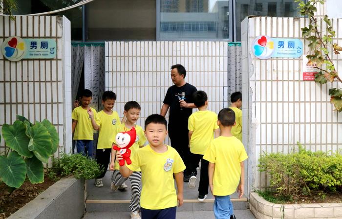 实战演练强意识，安全护航每一步 —— 二七区建新街小学开展一年级防踩踏安全教育