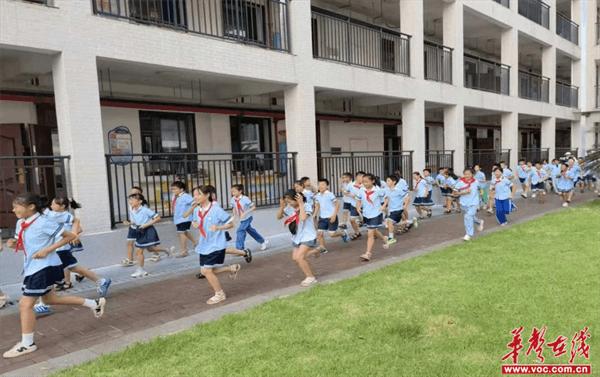 芷江芙蓉学校举行应急疏散演练