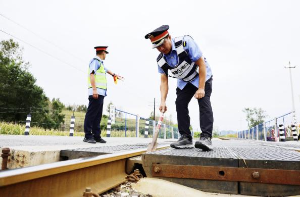 中秋节里的铁路道口安全“守护者”