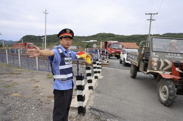 中秋节里的铁路道口安全“守护者”